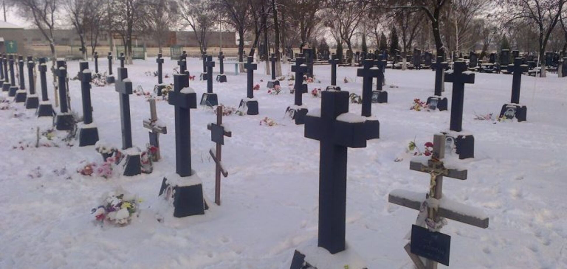 Кладбище растет: на Донбассе показали могилы соратников убитого главаря ''ЛНР''