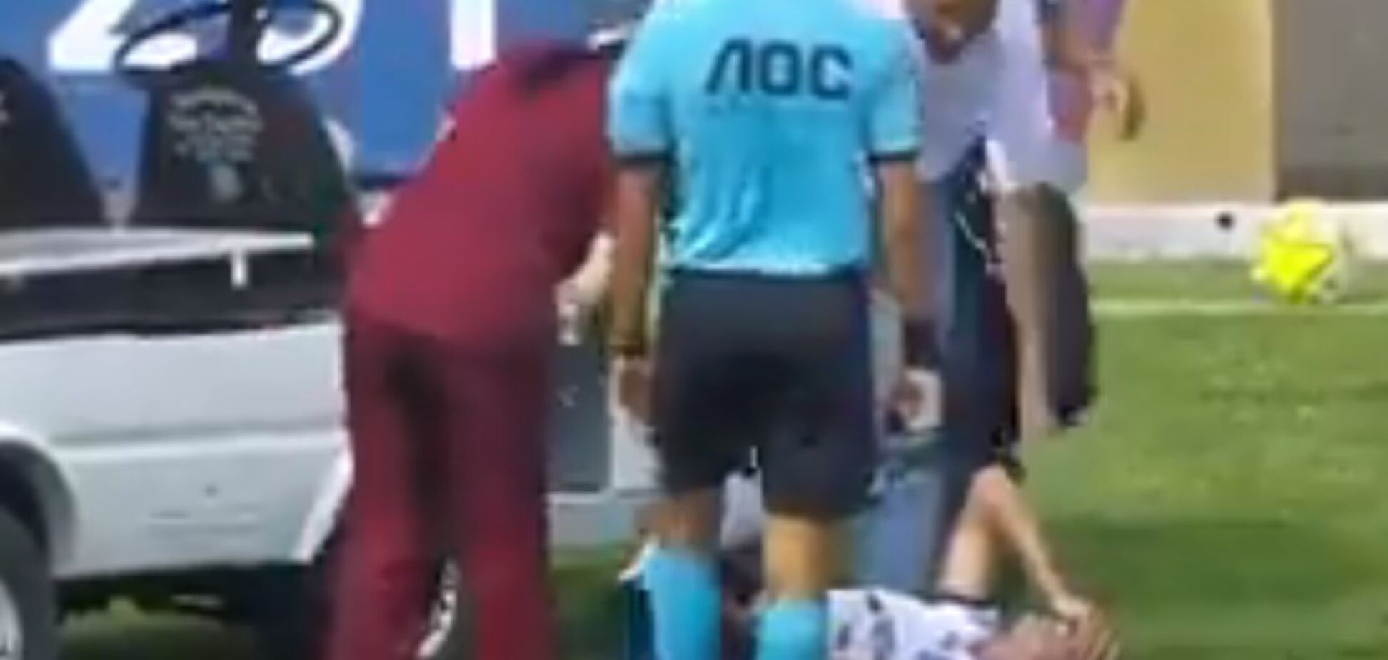Бразильского футболиста во время матча переехала машина: опубликовано видео