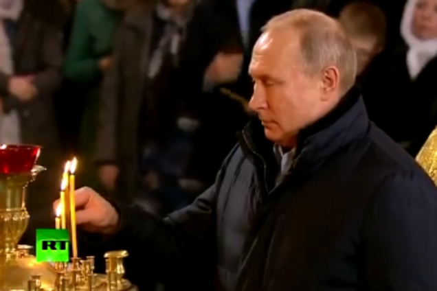 Владимир Путин в церкви