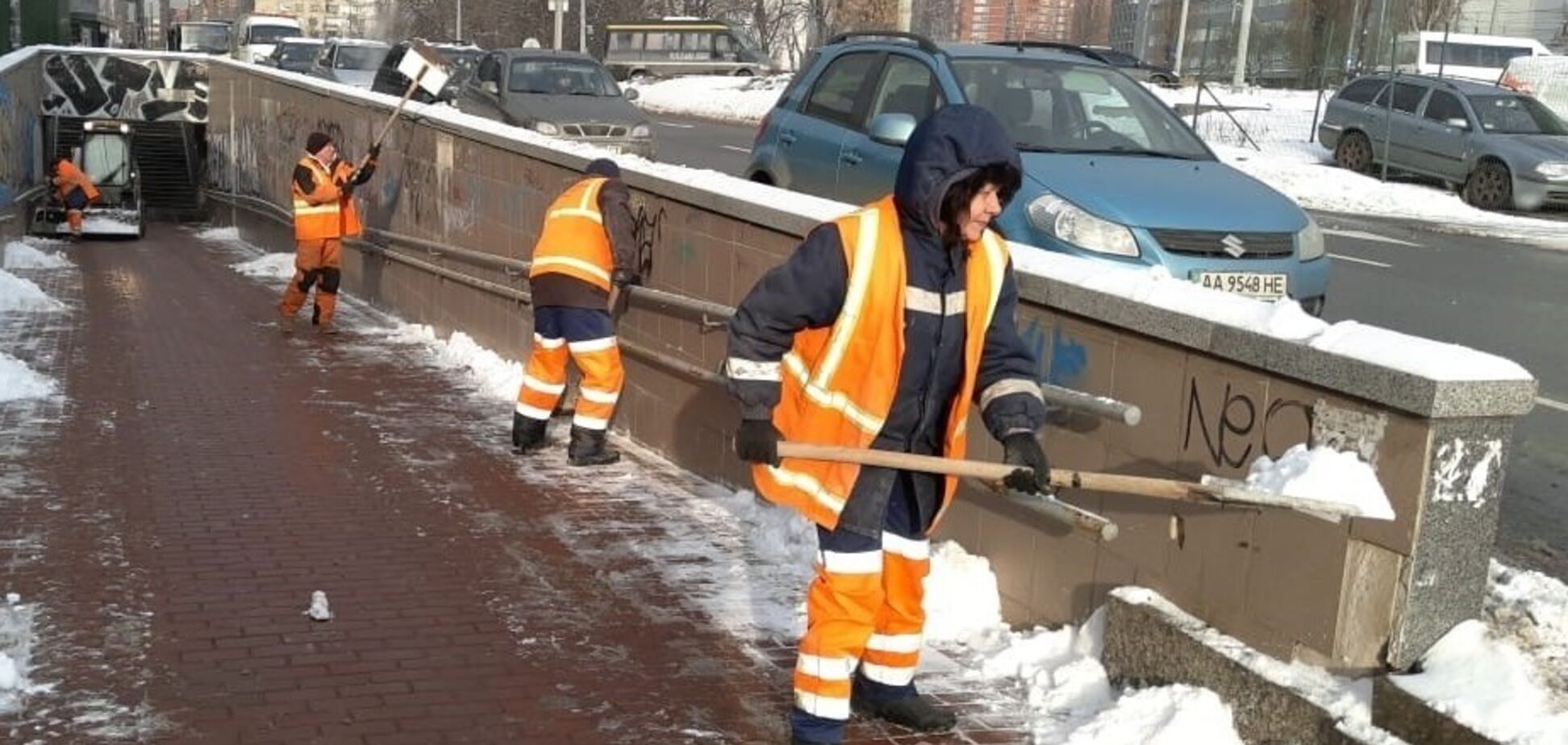 На дорогах та тротуарах Києва чергує 384 одиниці снігоприбиральної техніки - КМДА