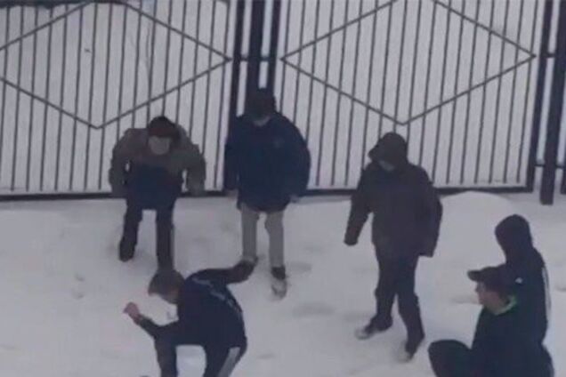 Топтался по голове, лупил ногами: в России жестоко избили школьника