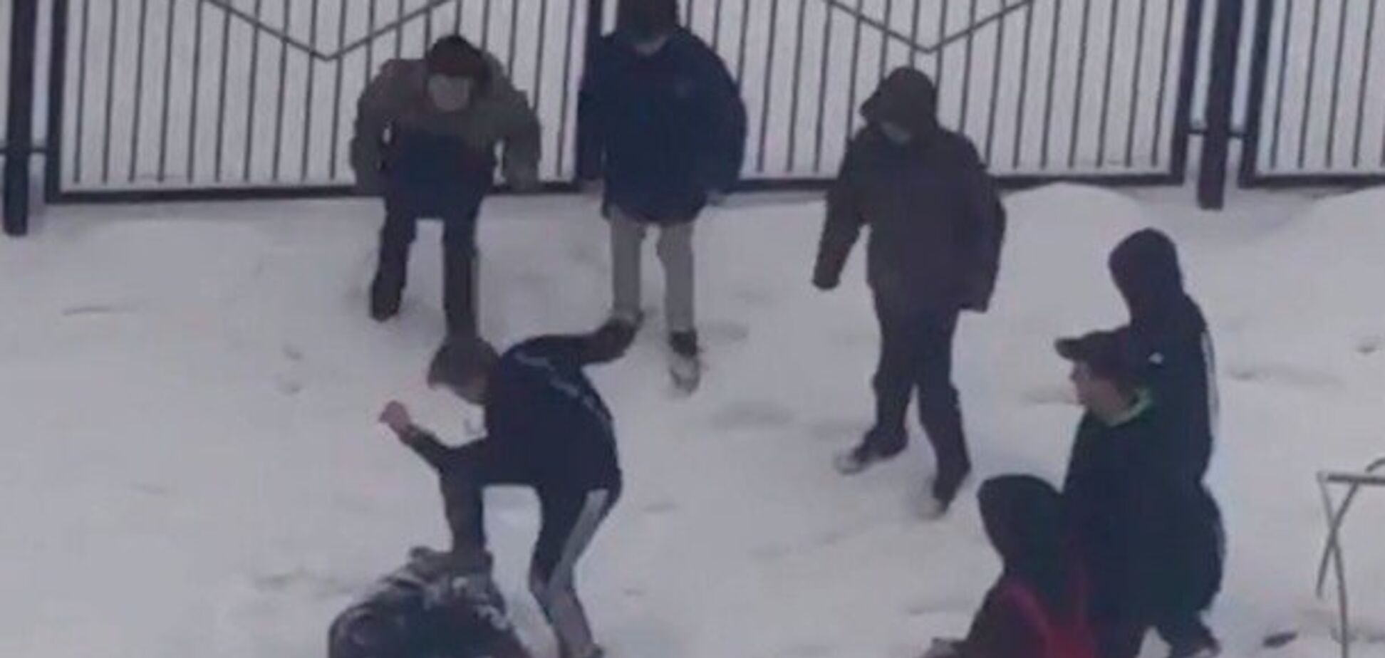 Топтався по голові, лупцював ногами: в Росії жорстоко побили школяра