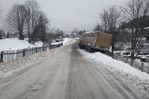 ''Ямы по 40 см!'' Сеть шокировали дороги в Карпатах