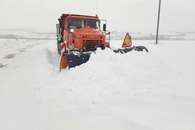 Україну засипало снігом: що відбувається на дорогах