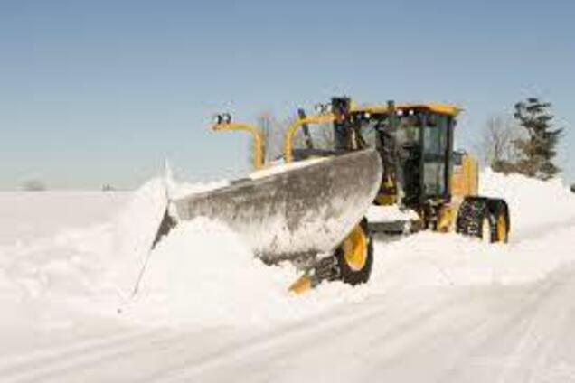В Запорожье активно расчищают дороги от снега