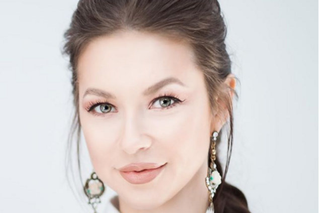 Дружина Ступки блиснула шикарною фігурою в тісному боді: гаряче фото