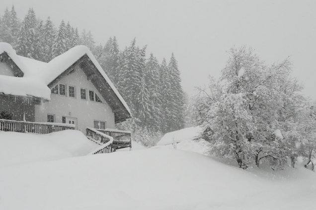 Жертвы и транспортный коллапс: Европу накрыл мощный снегопад