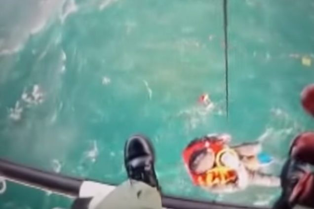 Пять часов в ледяной воде: появилось видео спасения украинцев в Черном море