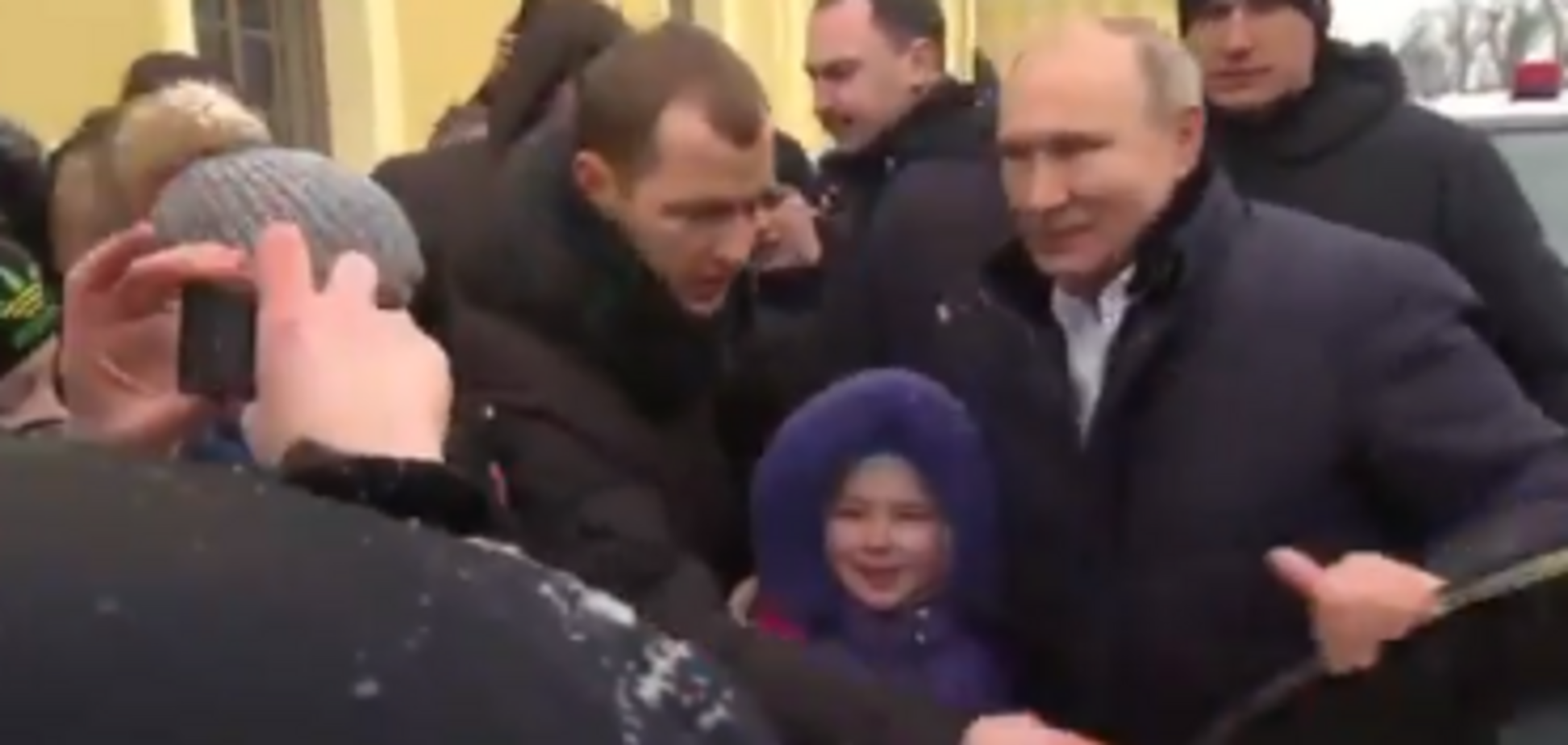 ''Чего ты заплакала?'' Путин опять потрогал ребенка