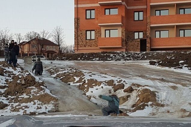 У російському селі діти катаються з гірок із л*йна: фото вразили мережу