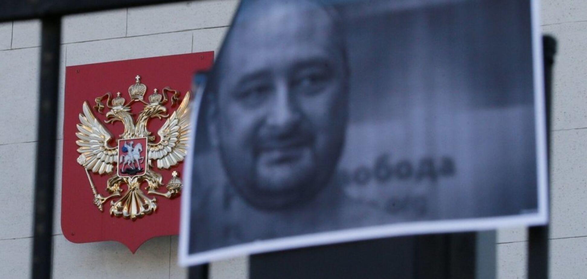 ''Посмотрите в свой паспорт!'' Российский журналист разозлил украинцев советами о выборах