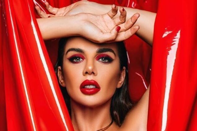 ''Просто космос'': Седокова показала в сети полностью обнаженную грудь