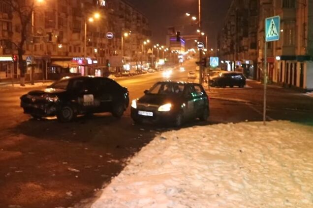 У Києві таксі протаранило авто поліції: є постраждалі