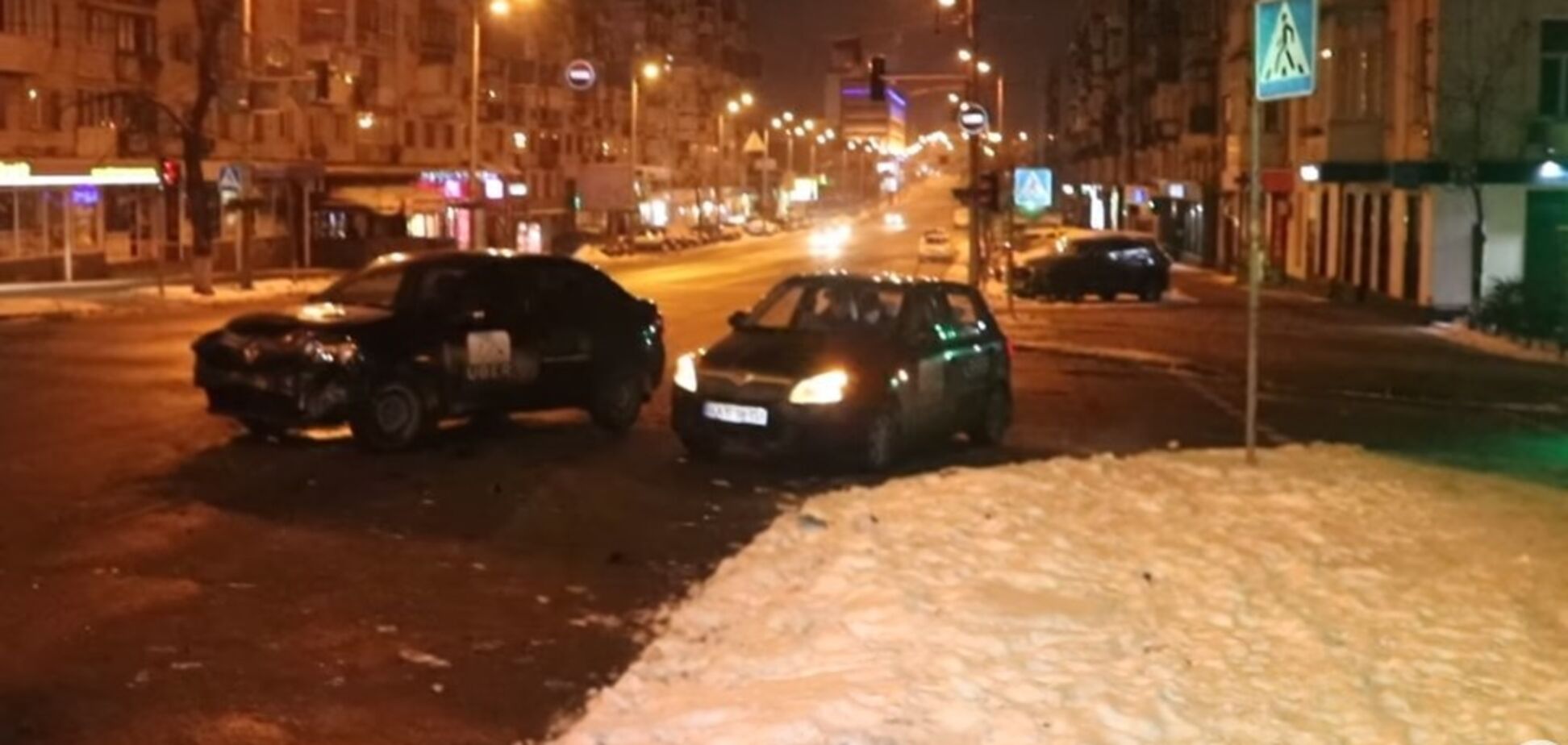 В Киеве такси протаранило авто полиции: есть пострадавшие  