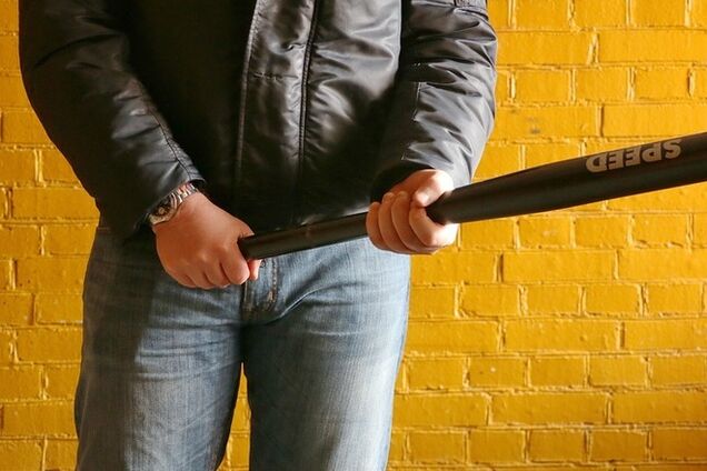 Парню разорвало селезенку: в Полтаве пьяный полицейский с битой напал на студентов