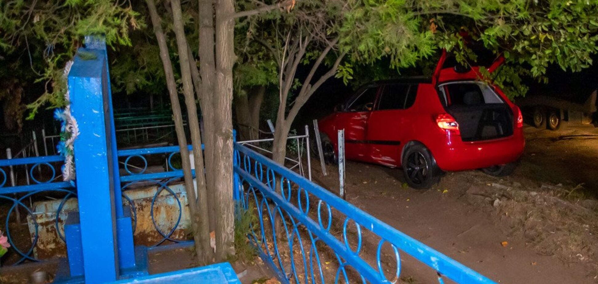 У Дніпрі машина влетіла в кладовище: фото