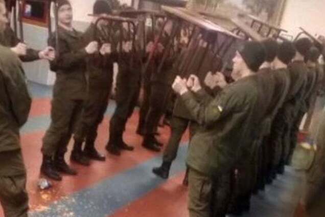 Розгрібають помиї і віджимаються в протигазах: у мережу потрапили кадри знущань у престижному військовому виші України