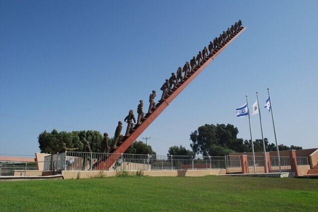 "Солдаты уходят в небо": в Израиле показали уникальный памятник