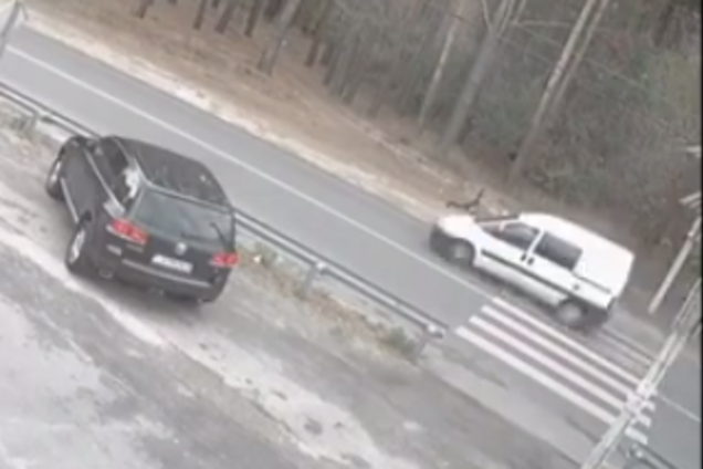 Под Киевом авто сбило ребенка на переходе