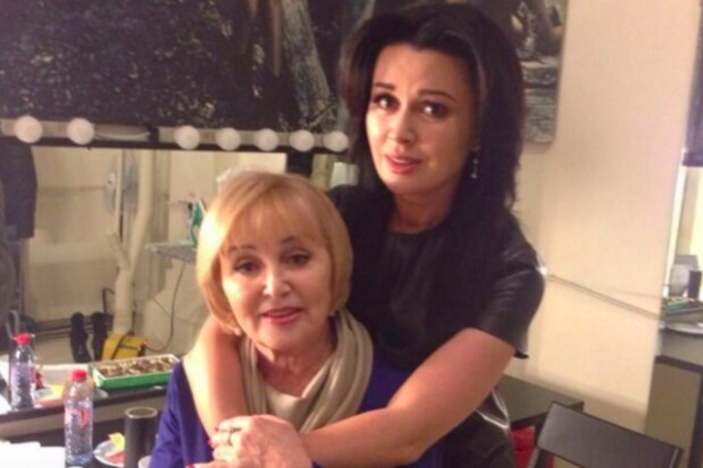 Мать Заворотнюк проведала ее в больнице: как складывались отношения в звездной семье
