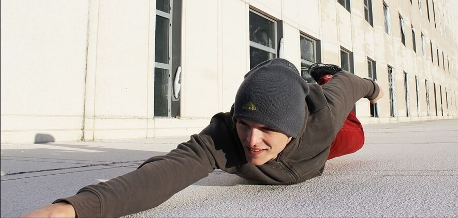 'Думала, зірветься вниз': в Дніпрі дитина повисла з балкона 10 поверху