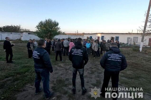 Под Днепром десятки людей завербовали в рабство: видео освобождения