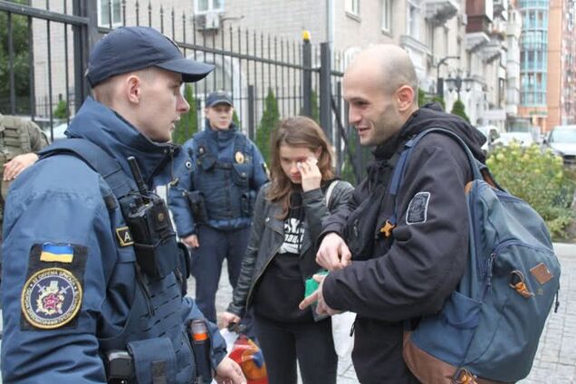 'Бросались, разбили лицо': в Киеве под посольством Турции произошли потасовки
