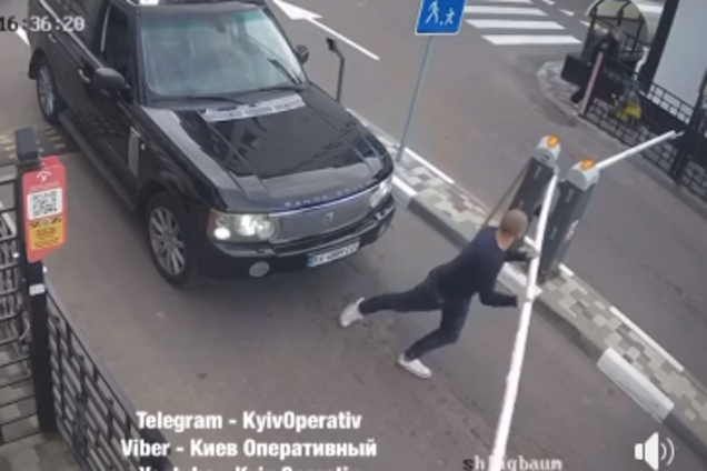 В Киеве водитель сломал шлагбаум