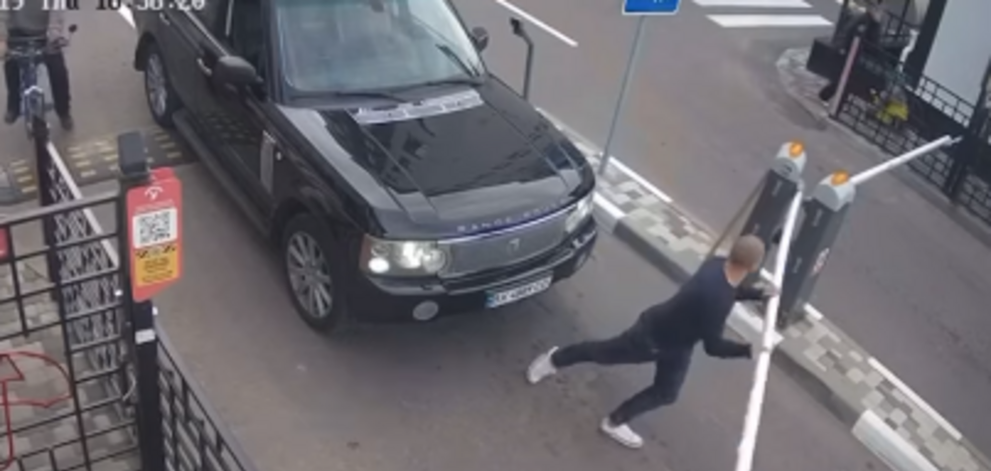У Києві водій зламав шлагбаум