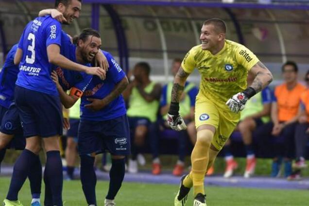 В Уругвае вратарь забил гол ударом через все поле: опубликовано невероятное видео