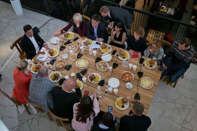 Зеленський виграв раунд, він знову на коні!