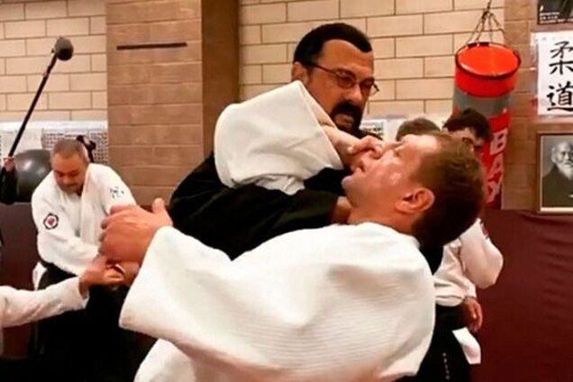 Стивен Сигал 'заломал' Емельяненко болевым приемом - опубликовано видео