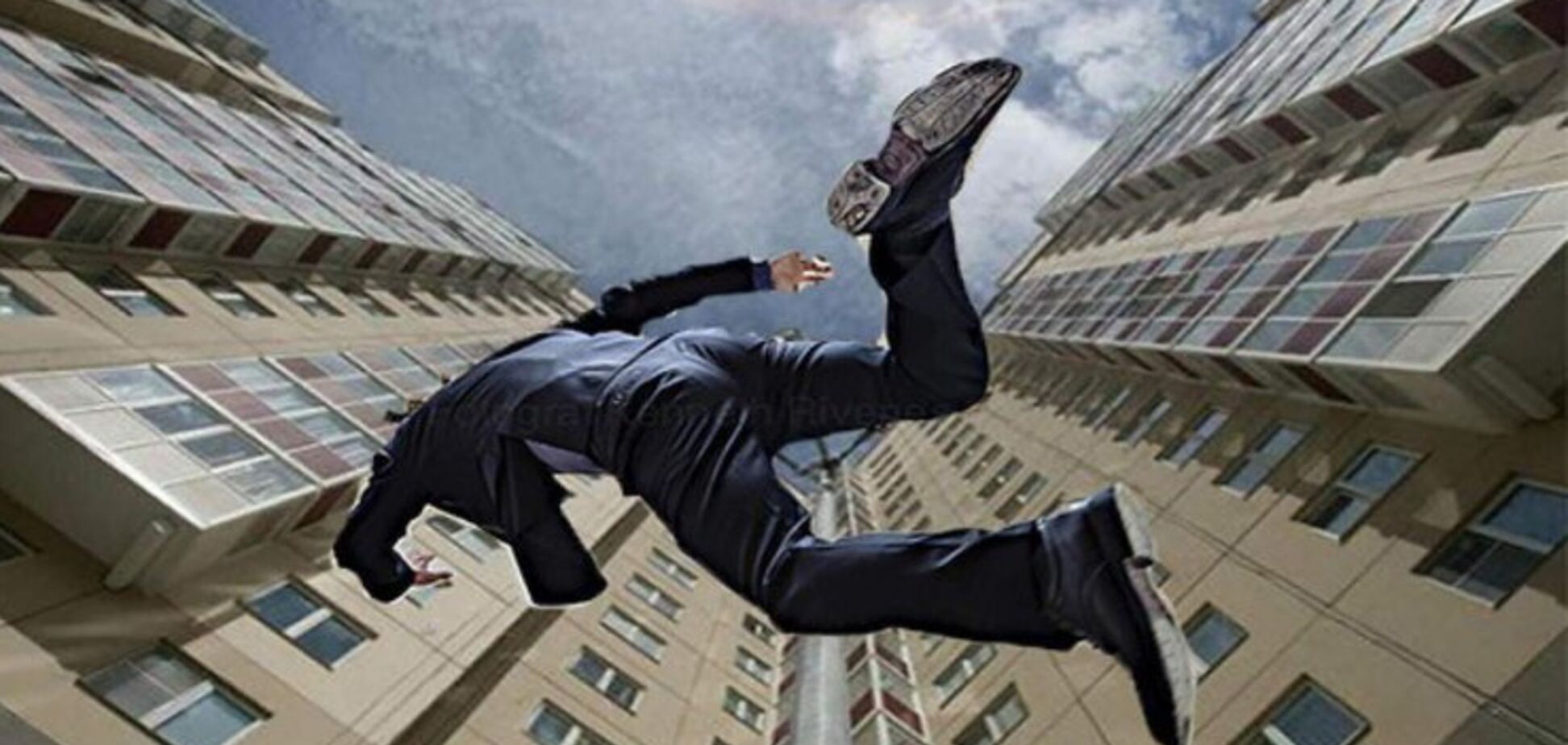 Сусіди чули крики: в Дніпрі чоловік зірвався з вікна багатоповерхівки. Фото 18+