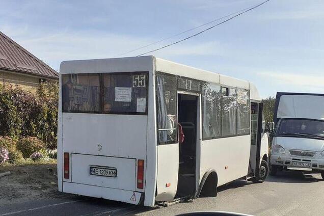 Під Дніпром у маршрутки на ходу відірвало колеса: відео з місця жахливої ДТП