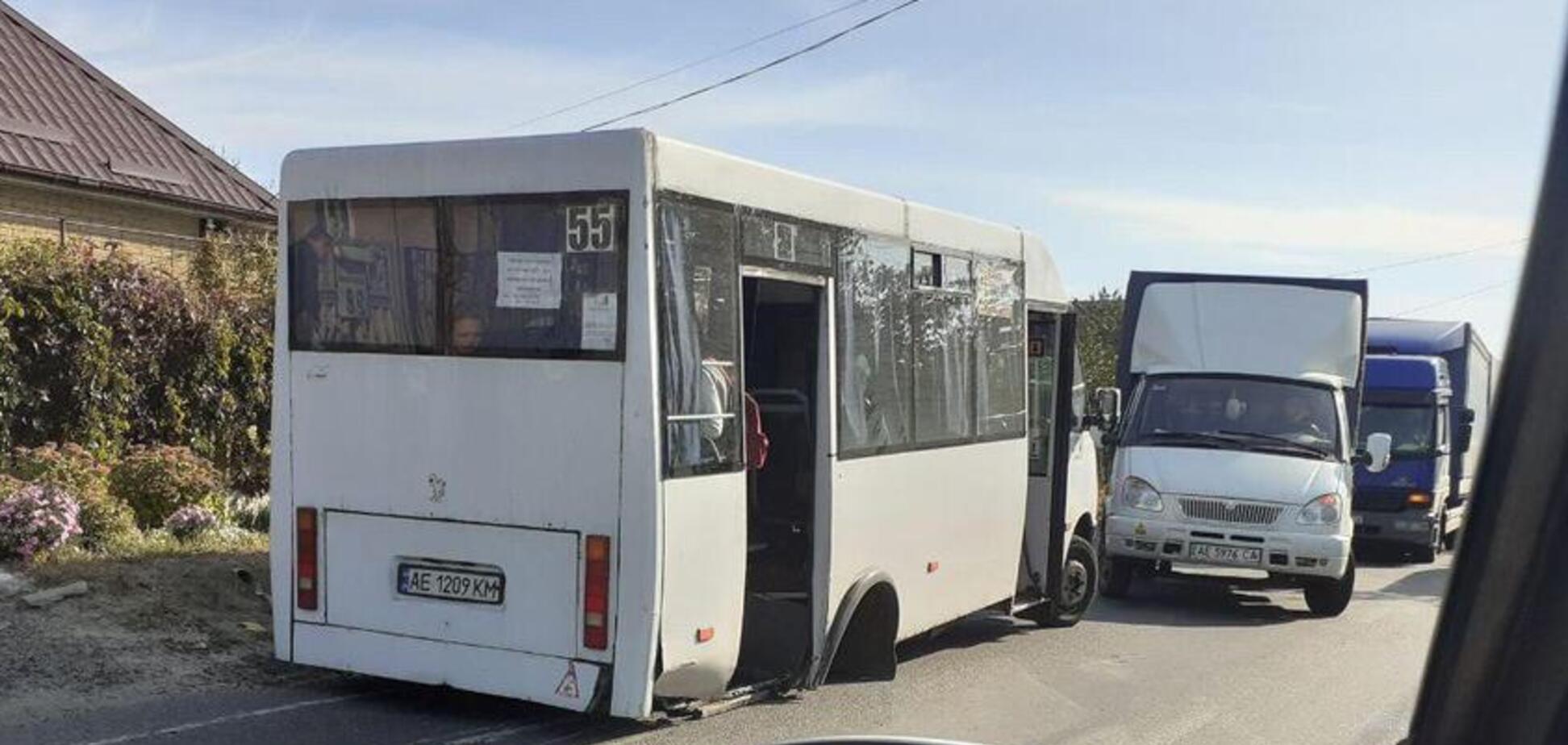 Під Дніпром у маршрутки на ходу відірвало колеса: відео з місця жахливої ДТП