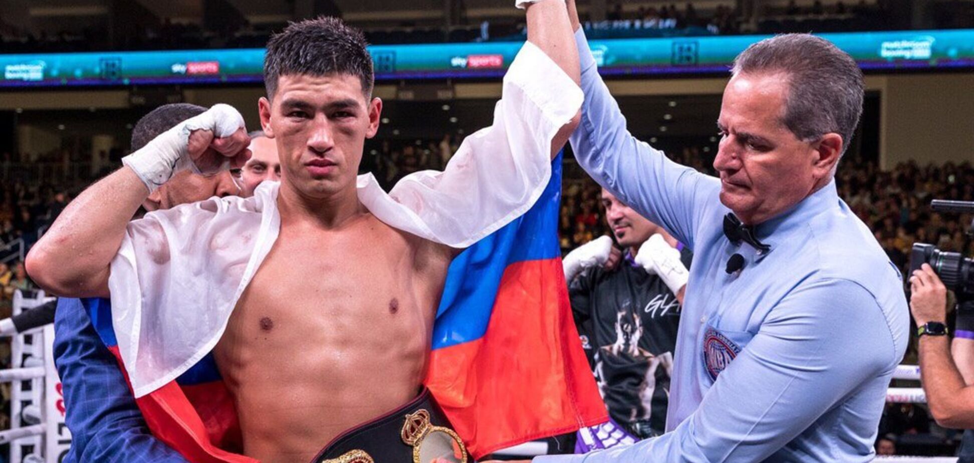 Перед боєм Усика непереможного російського боксера освистали за прапор РФ