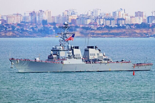 Есмінець США увірвався в Чорне море для військової операції. Фото