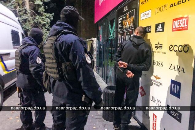 Під Дніпром поліція влаштувала масову нічну облаву: затримано 20 осіб