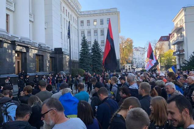 Под Офис Зеленского вышли с протестом из-за Донбасса