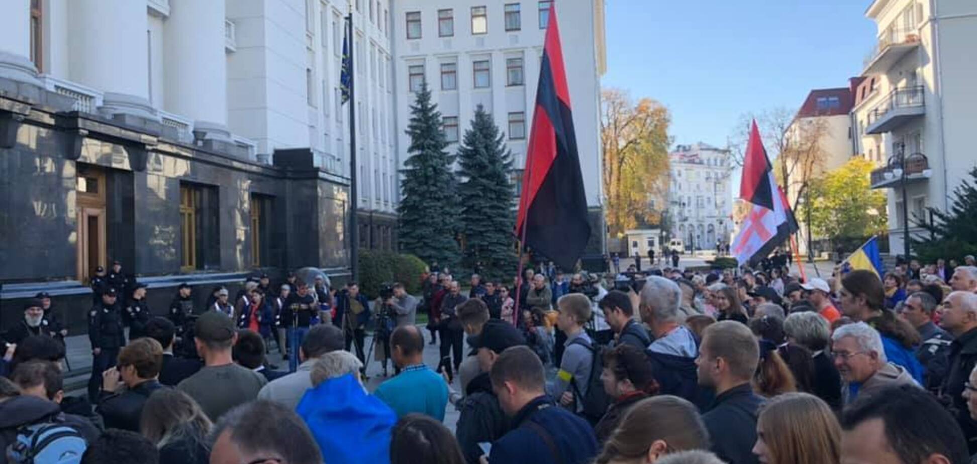 Під Офіс Зеленського вийшли з протестом через Донбас