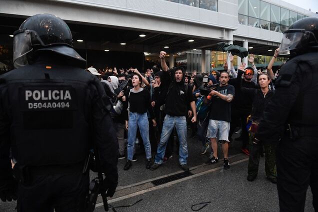 Барселону охопили масові протести: демонстранти заблокували аеропорт