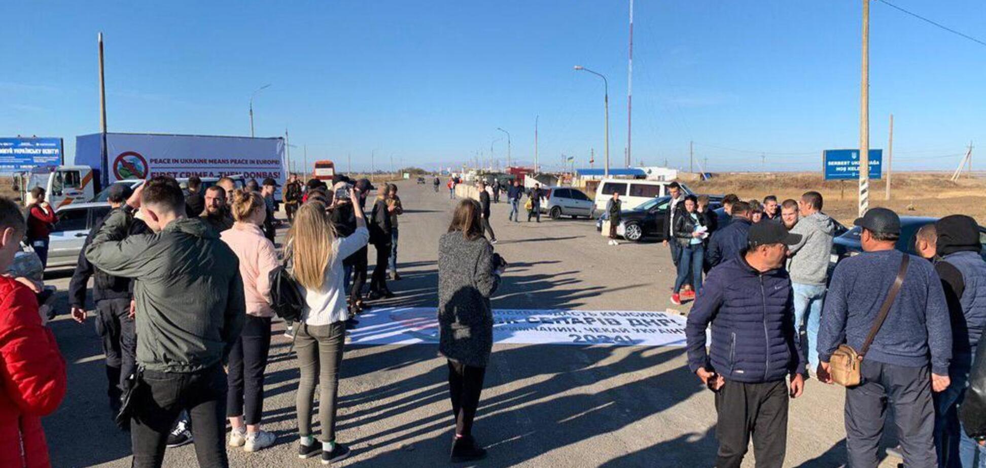 На адмінкордоні з Кримом провели пікет