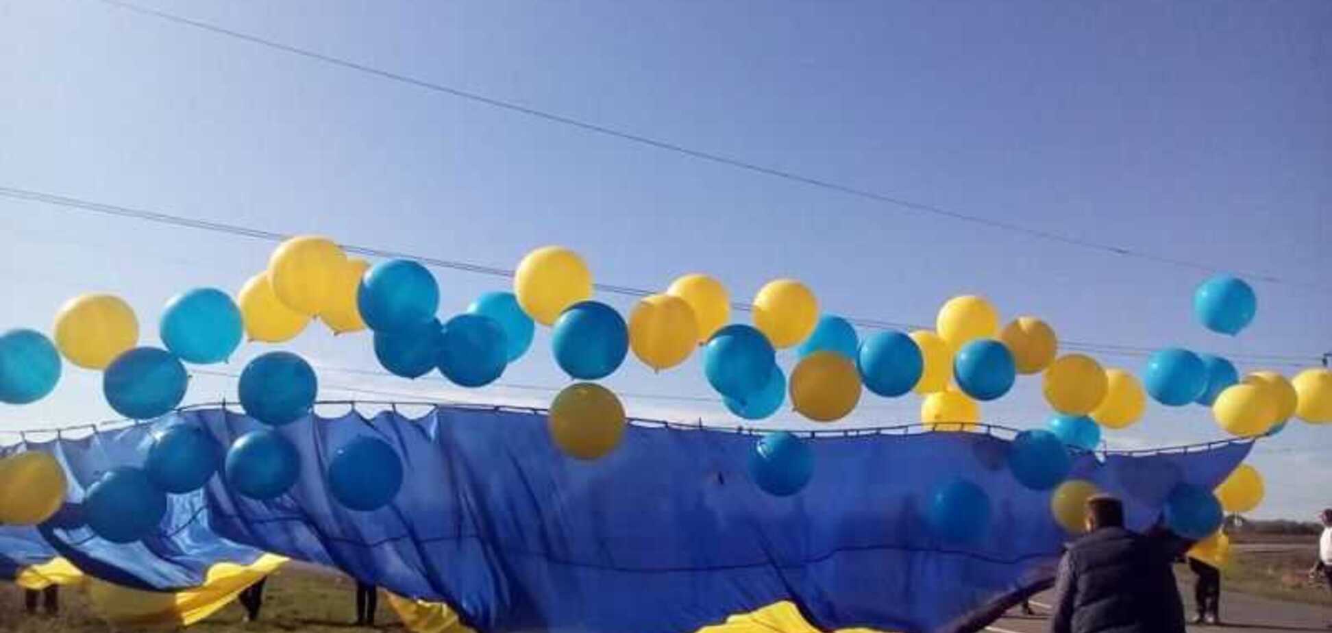 Над Донецьком запустили прапор України