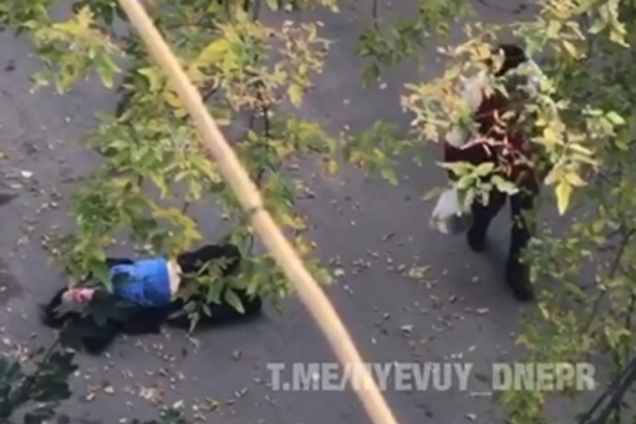 Нокаут ногою в голову: в Дніпрі хлопець по-звірячому побив дівчину на вулиці