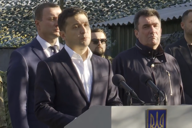 "Не дождетесь!" Зеленский мощно выступил перед военными на Донбассе