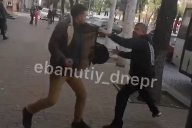 В Днепре неизвестный устроил драку с маршрутчиком. Видео