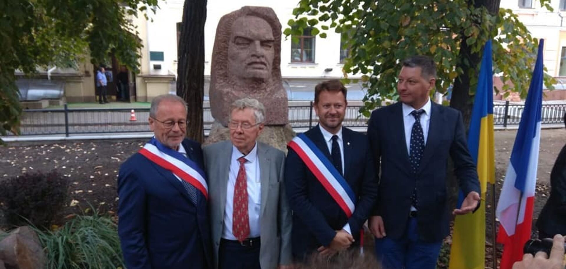 В Киеве ажиотаж из-за странного памятника Бальзаку