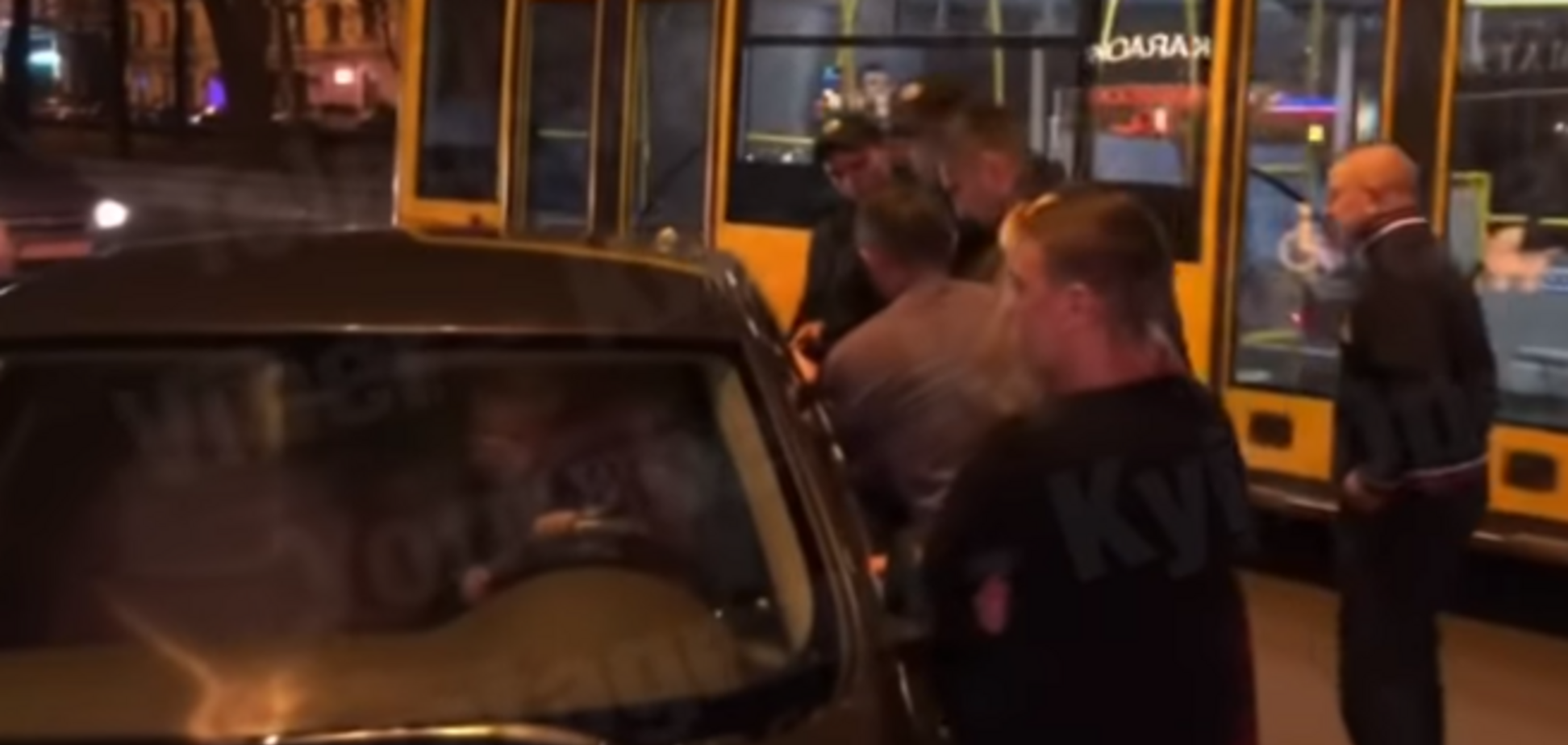 В Киеве отец оставил 2-летнего ребенка в элитном авто