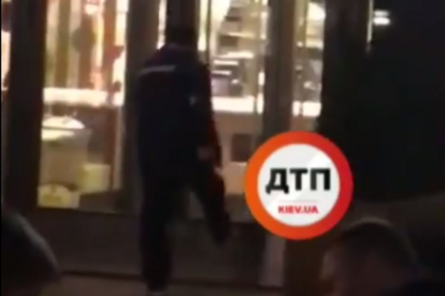 У Києві п'яний чоловік намагався вломитися в фастфуд