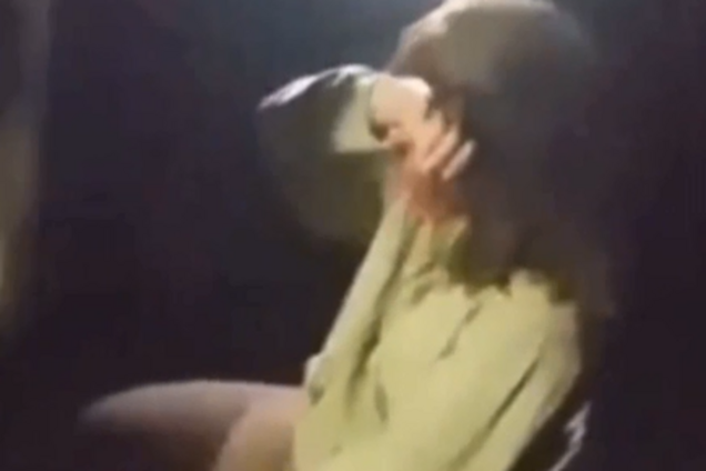 В Запорожье толпа подростков зверски избила двух девушек. Видео 18+